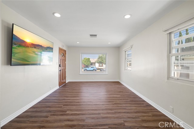2109 N Dymond Street, Burbank CA: https://media.crmls.org/medias/1d665009-8eea-4931-8993-7aeb78e180f1.jpg