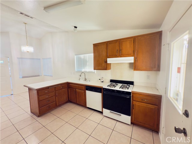 14164 Poplar Street, Hesperia CA: https://media.crmls.org/medias/1d6a332b-4bff-4647-9f0f-e0ab39d59d93.jpg