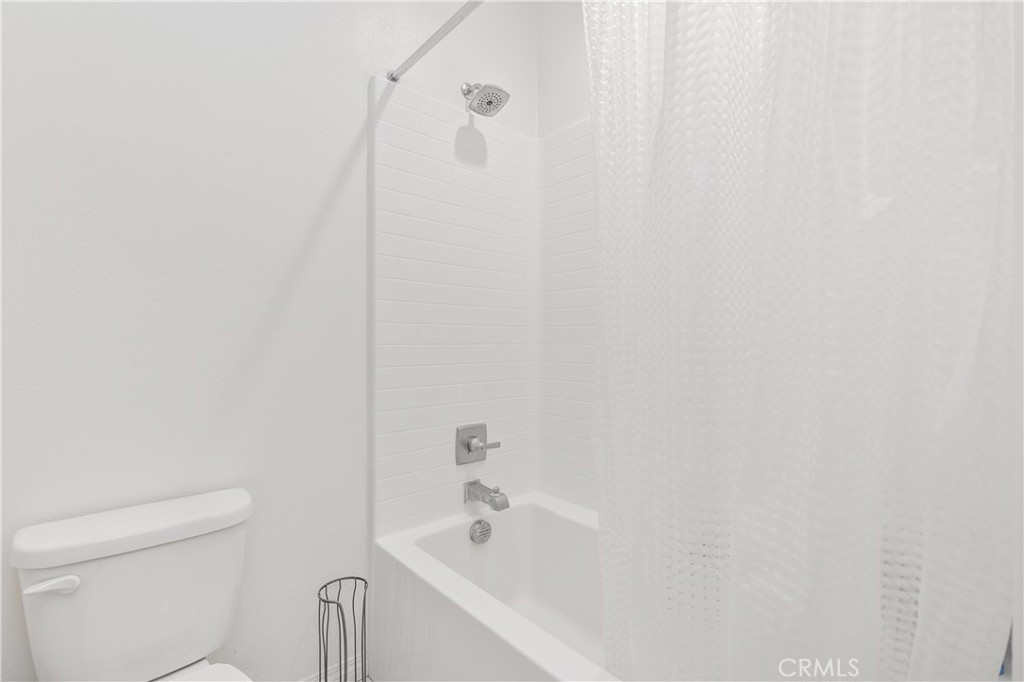 https://media.crmls.org/medias/1d6d3c6d-6c1a-4e88-820a-20e058780728.jpg?preset=X-Large