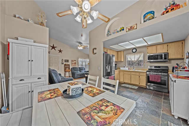 13995 Ranchero Dr, Fontana CA: https://media.crmls.org/medias/1d747190-9f20-4136-b724-beff38751471.jpg