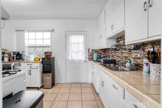 Detail Gallery Image 4 of 9 For 15215 Normandy #B,  Gardena,  CA 90247 - 1 Beds | 1 Baths