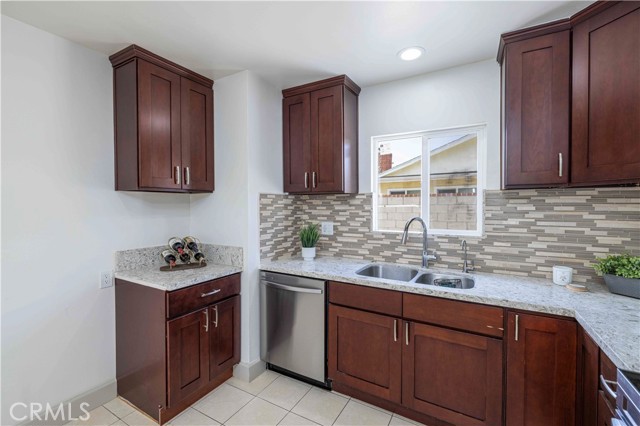 Detail Gallery Image 4 of 29 For 8902 Mcclure Ave, Westminster,  CA 92683 - 5 Beds | 3 Baths