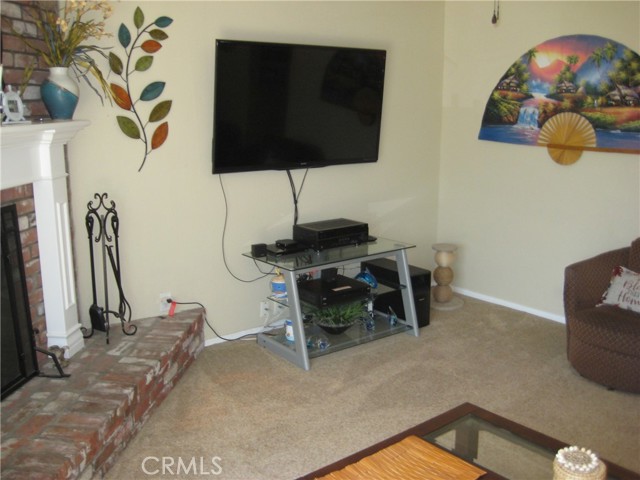 Detail Gallery Image 13 of 27 For 11408 214th, Lakewood,  CA 90715 - 3 Beds | 1/1 Baths