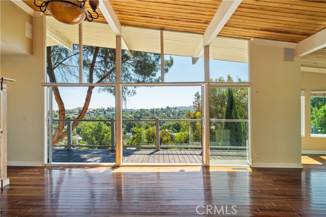 Detail Gallery Image 6 of 32 For 5102 Medina Rd, Woodland Hills,  CA 91364 - 2 Beds | 2 Baths