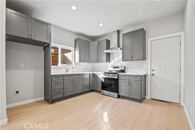 Detail Gallery Image 2 of 16 For 1584 W Wakefield Ave #B,  Anaheim,  CA 92802 - 4 Beds | 2/1 Baths