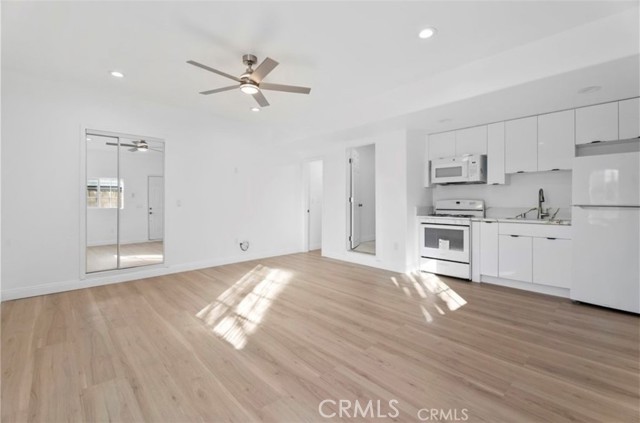 Detail Gallery Image 4 of 5 For 8438 Gloria Ave, North Hills,  CA 91343 - 0 Beds | 1 Baths