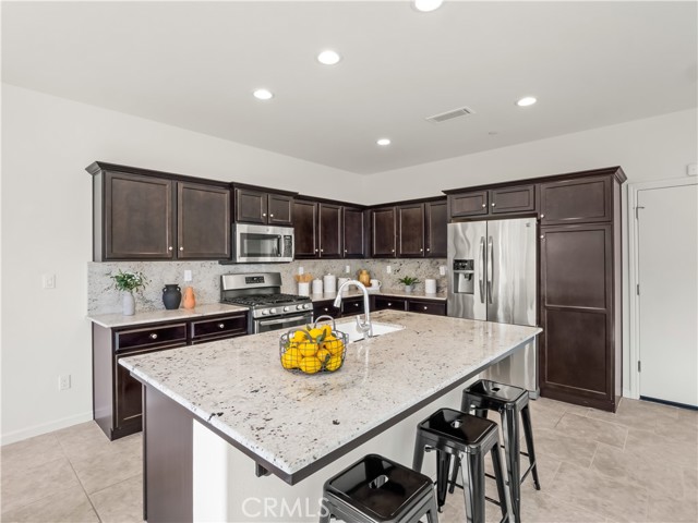 Detail Gallery Image 7 of 40 For 2318 Lombard, Clovis,  CA 93619 - 3 Beds | 2/1 Baths