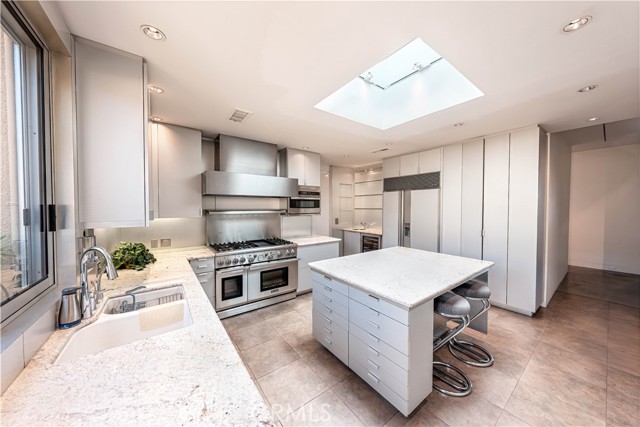10272 Overhill Drive, North Tustin CA: https://media.crmls.org/medias/1d88b320-9cd6-4d19-a8a3-3343ba6cecc5.jpg