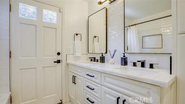 Detail Gallery Image 41 of 57 For 22914 Gershwin Dr, Woodland Hills,  CA 91364 - 5 Beds | 4/1 Baths