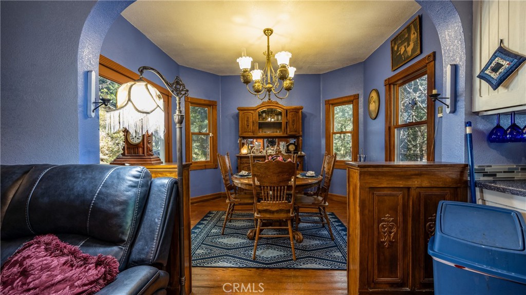 https://media.crmls.org/medias/1d8aa3f8-d7c4-4105-bd0d-031d278a5986.jpg?preset=X-Large