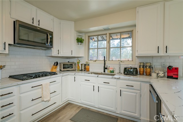 Detail Gallery Image 12 of 46 For 636 Talmadge Rd, Big Bear Lake,  CA 92315 - 4 Beds | 2/1 Baths