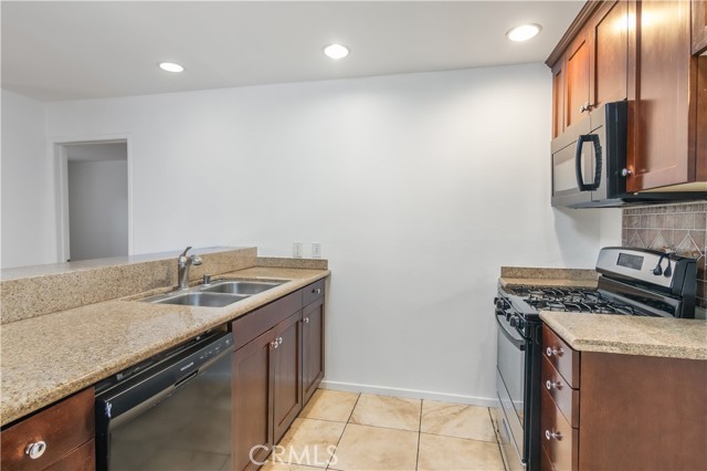 Detail Gallery Image 8 of 20 For 20253 Keswick St #103,  Winnetka,  CA 91306 - 2 Beds | 2 Baths