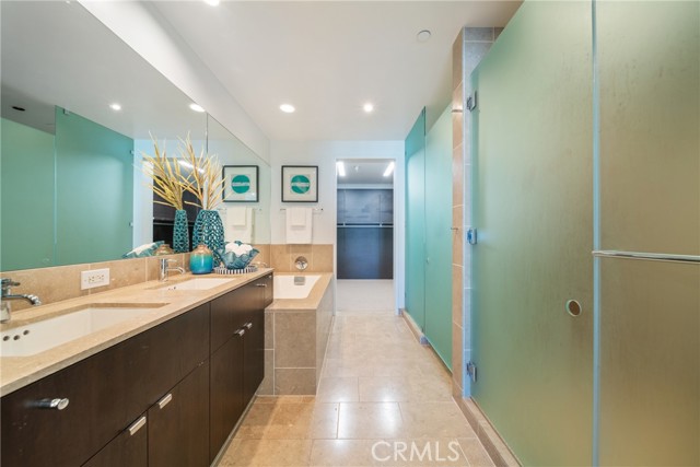 Detail Gallery Image 11 of 25 For 6250 Hollywood Blvd 7g,  Hollywood,  CA 90028 - 2 Beds | 3 Baths