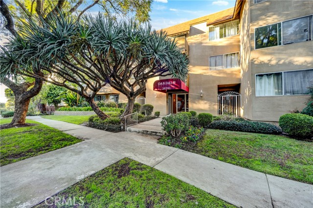 14141 Dickens, Sherman Oaks CA: https://media.crmls.org/medias/1d95b186-1ed1-4908-a146-ee5fe528323e.jpg