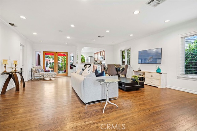 Detail Gallery Image 4 of 27 For 5362 Yolanda Ave, Tarzana,  CA 91356 - 3 Beds | 3 Baths