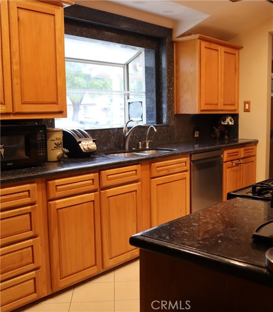 16624 Kelsloan Street, Van Nuys CA: https://media.crmls.org/medias/1d96d98a-0a14-46cc-9083-604e503910df.jpg