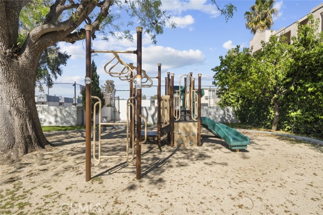 Detail Gallery Image 31 of 41 For 18555 Collins St #C18,  Tarzana,  CA 91356 - 2 Beds | 2 Baths