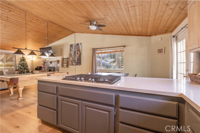 Detail Gallery Image 7 of 33 For 863 Ford Ln, Big Bear Lake,  CA 92315 - 4 Beds | 3/1 Baths