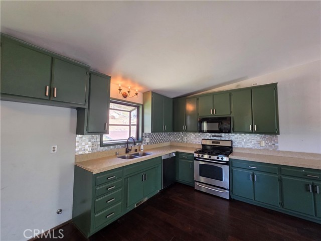 Detail Gallery Image 3 of 25 For 31510 Valley Ridge Dr, Running Springs,  CA 92382 - 4 Beds | 3 Baths