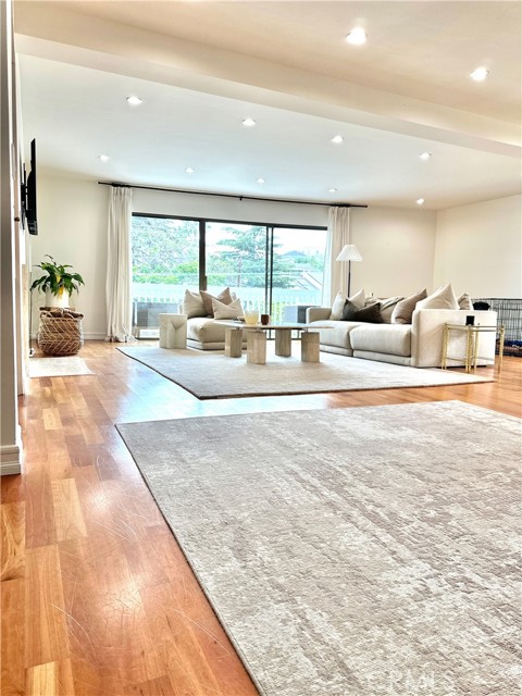 1310 Roxbury Drive, Los Angeles CA: https://media.crmls.org/medias/1d9b7b30-c316-4931-8072-ad9b67ec96ec.jpg