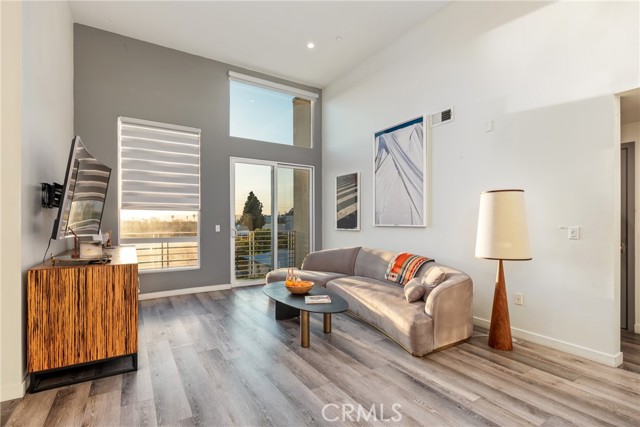 1055 S Serrano Avenue, Los Angeles CA: https://media.crmls.org/medias/1d9c21bd-9547-4bfb-b942-f3ecbe7be0f3.jpg