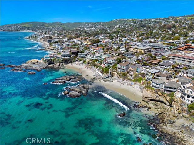 592 Bluebird Canyon Drive, Laguna Beach CA: https://media.crmls.org/medias/1d9c801b-9bfc-4d3b-8546-8189816afff4.jpg