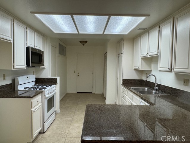 Detail Gallery Image 4 of 20 For 27 Alcoba, Irvine,  CA 92614 - 3 Beds | 2/1 Baths