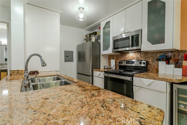 Detail Gallery Image 14 of 36 For 5460 White Oak, Encino,  CA 91316 - 2 Beds | 2 Baths