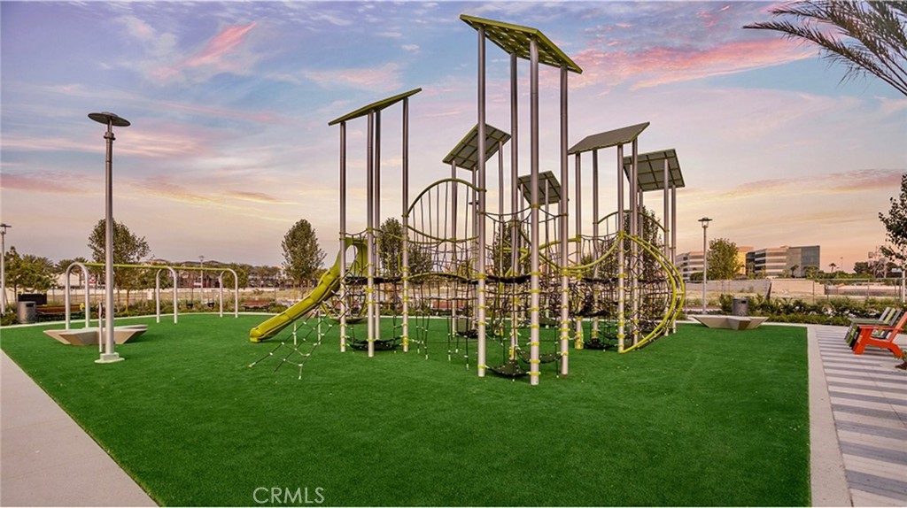 https://media.crmls.org/medias/1d9e037d-409d-4066-a026-782931ebf78f.jpg?preset=X-Large