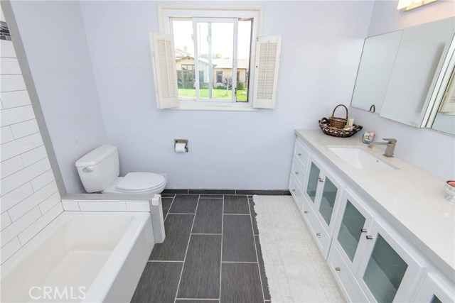 Elegantly remodeled full bathroom!