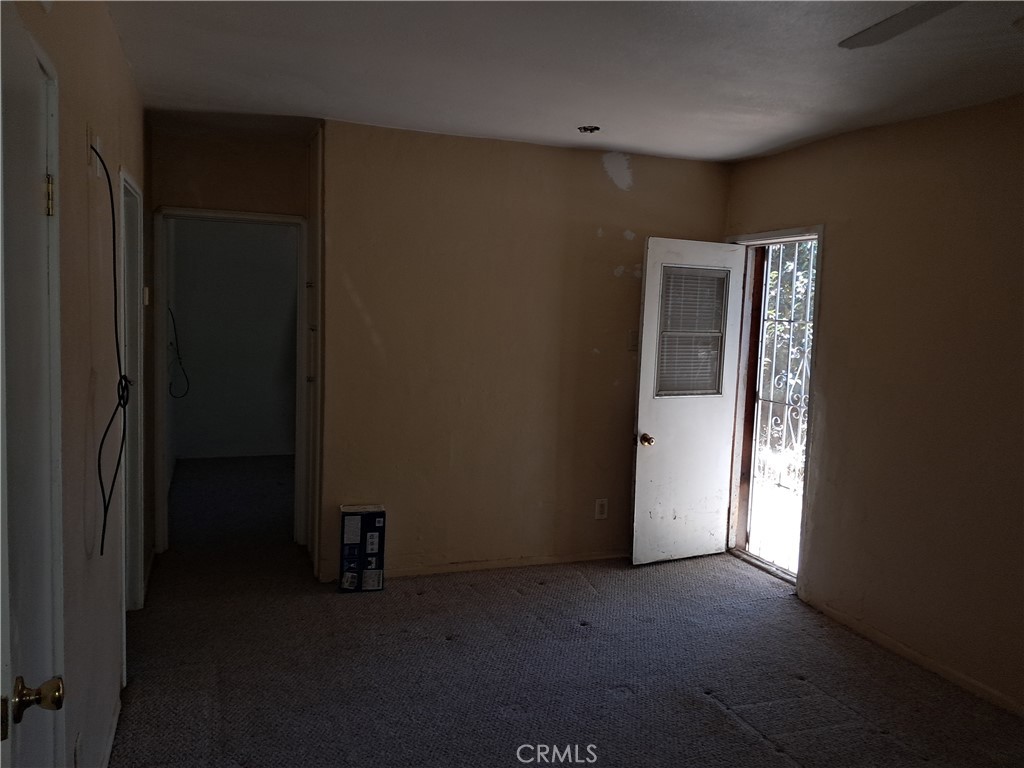 https://media.crmls.org/medias/1da0f47c-9224-4bb9-9ebd-fa164b4fc05f.jpg?preset=X-Large
