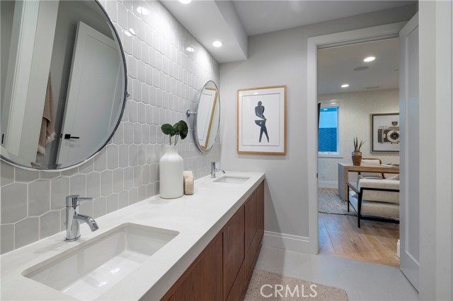 1515 E Ocean Boulevard, Newport Beach CA: https://media.crmls.org/medias/1da1239e-db2c-4a47-9d01-9264d713b44a.jpg