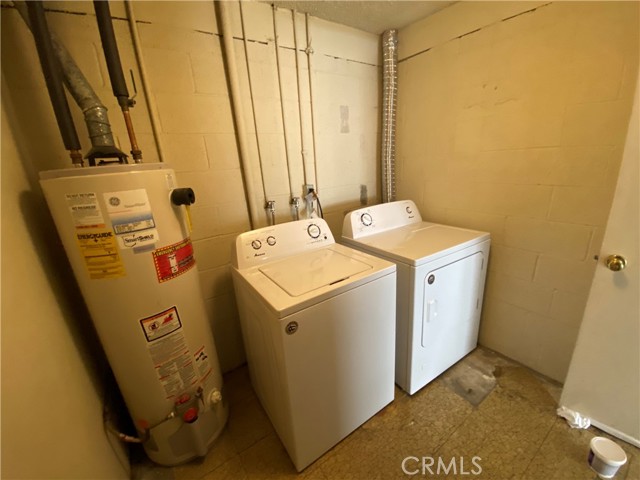 LAUNDRY ADJACENT GARAGE WITH NEWER MACHINES