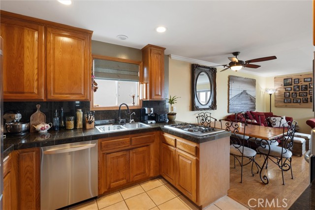 729 Longfellow Avenue, Hermosa Beach CA: https://media.crmls.org/medias/1da23b60-c71b-447f-95b1-96c8e26afbb4.jpg