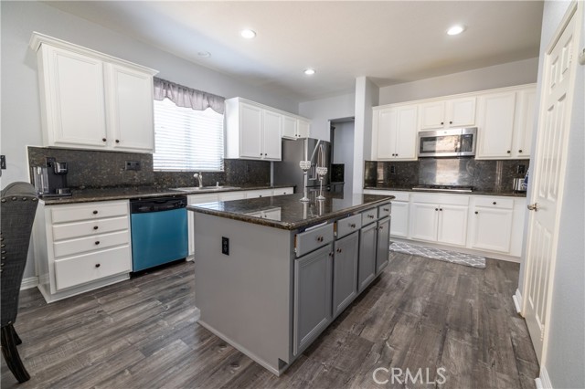 Detail Gallery Image 5 of 25 For 27859 Cirrus Cir, Corona,  CA 92883 - 5 Beds | 2/1 Baths