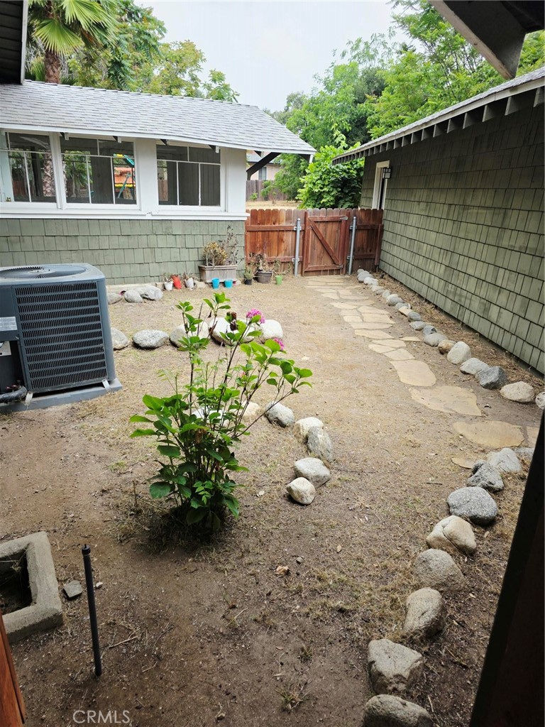 https://media.crmls.org/medias/1da9d8c9-4edb-42b8-95ca-52d9c0f057f2.jpg?preset=X-Large