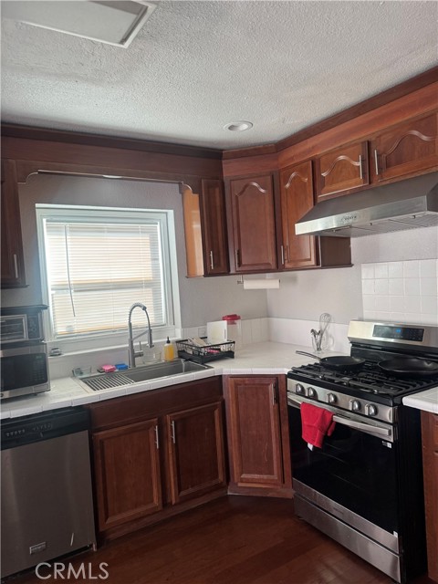 Detail Gallery Image 3 of 48 For 404 Poinsettia, Compton,  CA 90221 - 3 Beds | 2 Baths