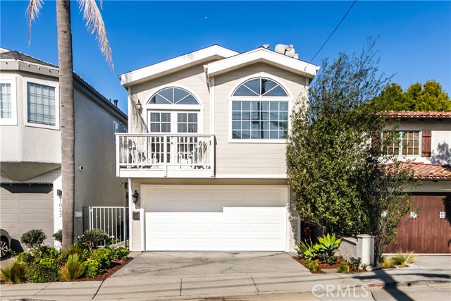 Detail Gallery Image 1 of 39 For 1025 4th St, Hermosa Beach,  CA 90254 - 3 Beds | 2/1 Baths