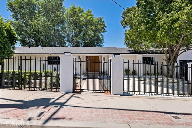 Detail Gallery Image 2 of 55 For 17072 Oak View Dr, Encino,  CA 91436 - 4 Beds | 3 Baths