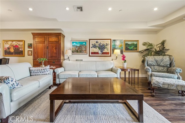 Detail Gallery Image 3 of 23 For 11218 Camarillo St #305,  Toluca Lake,  CA 91602 - 3 Beds | 3 Baths
