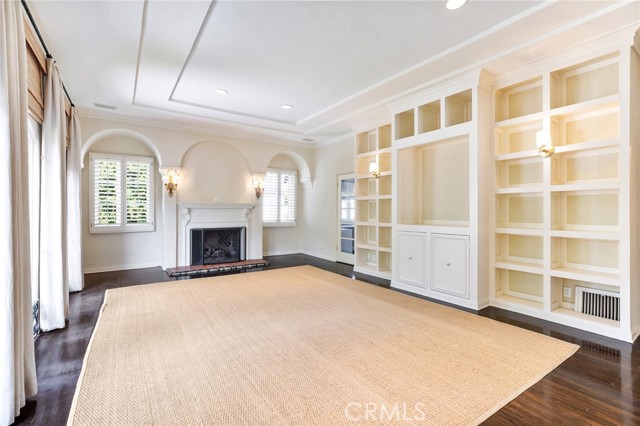 580 S Sweetzer Ave, Los Angeles CA: https://media.crmls.org/medias/1db2fd83-a3c0-4b41-9c80-cbdf0a191877.jpg