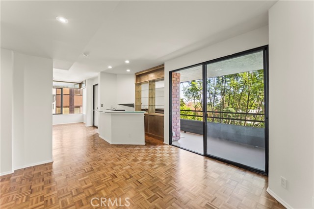 Detail Gallery Image 8 of 40 For 4720 Park Encino Ln #220,  Encino,  CA 91436 - 2 Beds | 2/1 Baths