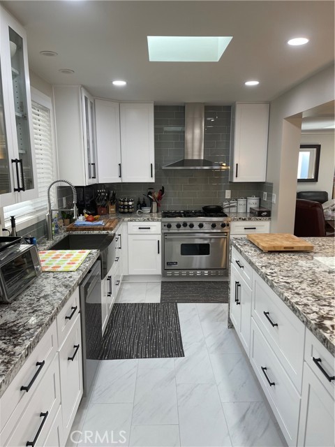 Detail Gallery Image 4 of 22 For 119 via Zurich, Newport Beach,  CA 92663 - 3 Beds | 2 Baths