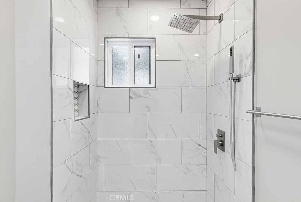 https://media.crmls.org/medias/1dba4333-f87b-4507-a1ee-f3c422a38204.jpg?preset=X-Large