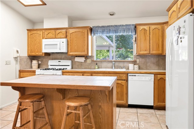 274 N Hemet Street, Hemet CA: https://media.crmls.org/medias/1dbde040-a2fb-4d6f-9c72-d56652cb55ff.jpg