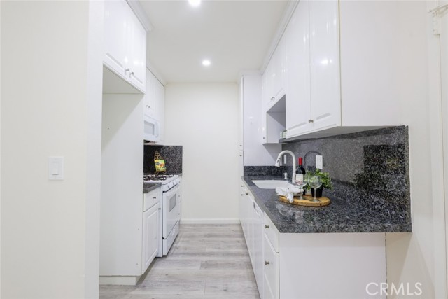 409 Burchett Street, Glendale CA: https://media.crmls.org/medias/1dbdeeb1-5fcd-425e-ba91-abd59edaffb9.jpg