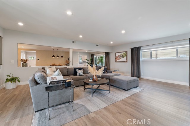 Detail Gallery Image 14 of 40 For 7316 Colbath, Van Nuys,  CA 91405 - 3 Beds | 3 Baths