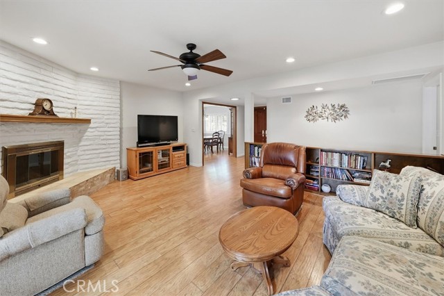 Detail Gallery Image 13 of 45 For 25085 Highspring, Newhall,  CA 91321 - 4 Beds | 2 Baths