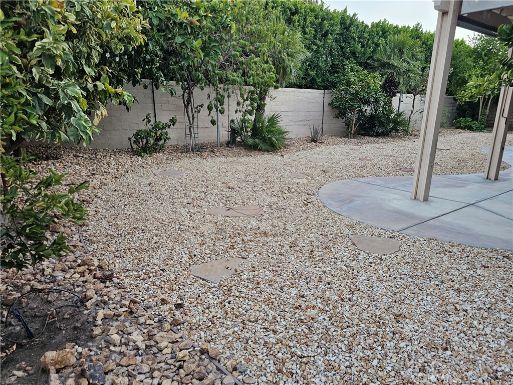 https://media.crmls.org/medias/1dc245ac-7f8a-48a3-be30-d74492010a30.jpg?preset=X-Large