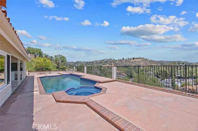 2039 Channelford Road, Westlake Village CA: https://media.crmls.org/medias/1dc328f7-bbe4-4039-a4dc-2de0ecb80435.jpg